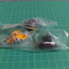 ONEPIECE ワンピース　めじるしアクセサリー2 ロジャー バギー ペローナ