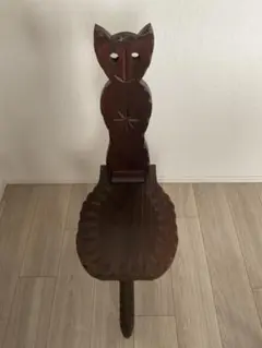猫の形の木製椅子