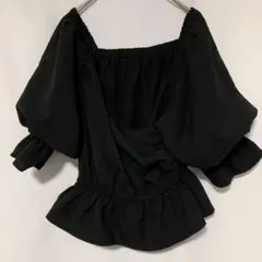 パンプキンポート【M】オフショルダーフリルカットソー　黒　無地　細見え