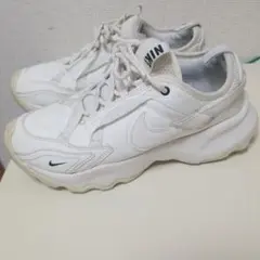 NIKE WMNS TC 7900 ナイキ ティーシー 7900 ホワイト