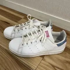 adidas スニーカー　22.5センチ　女子　10回未満使用