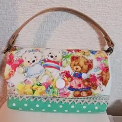 クマと花柄の布製ポーチ