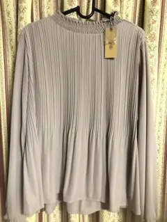 スーツに合わせて着ると華やかに!オシャレなブラウスです。
