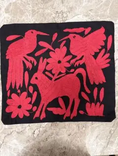 メキシコ民芸品　オトミ族　赤い刺繍のクッションカバー