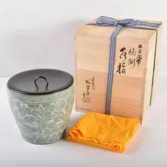 【新品未使用】茶道具 水指 申相浩 高麗青磁 牡丹唐草 箱入り（韓国 人間国宝） 韓国人間国宝 申相浩 造 水指 青磁陰刻草花文 松南 釜谷陶房