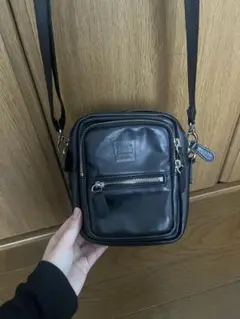 ブラックレザーショルダーバッグ