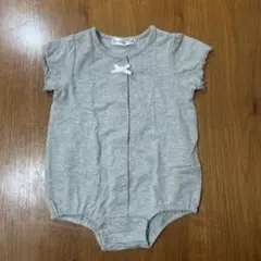 bebe petits グレー フリル袖 リボンロンパース 80