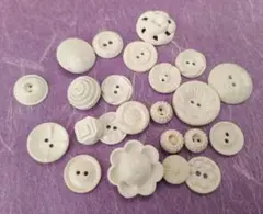 アンティークボタン　ホワイト　プラスチックボタン　1