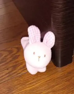 ピンクのウサギ型ぬいぐるみ