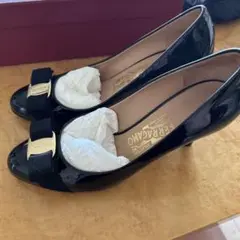 Ferragamo ブラックパンプス リボン付き