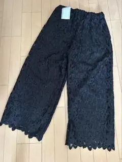 新品タグ付きアーバンリサーチレースのパンツ黒