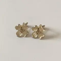 イヤリング ホワイトフラワー 上品 小ぶり