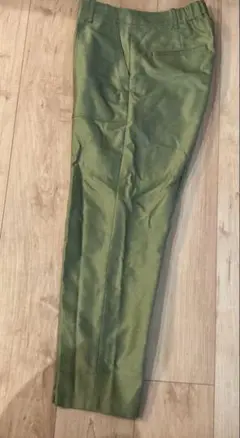 カーキ　カーゴパンツ