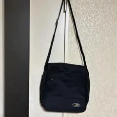 黒のナイロンショルダーバッグ