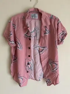 ピンクの柄シャツ