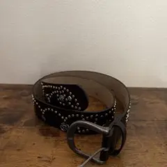 スタッズ付きブラックレザーベルト