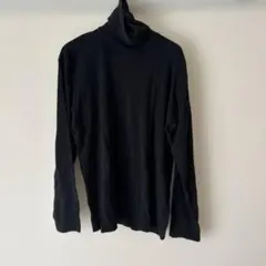 黒のタートルネック長袖
