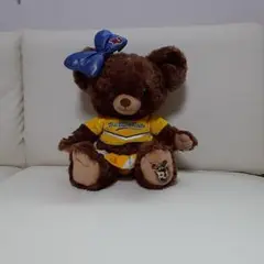 チアリーダー衣装の茶色いぬいぐるみ