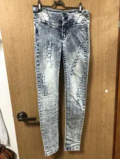 ペルーのダメージ加工ライトブルースキニーデニム