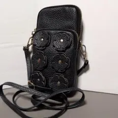 黒い花装飾（レザー風）のスマホショルダーバッグ