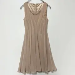ビジューネックレス付き タックフレアシフォンワンピース S ピンクベージュ