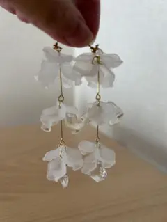 ホワイト花びら　ピアス