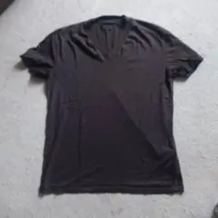 プラダ　Vネック