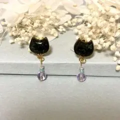 ハンドメイド　キラキラ黒猫ピアス(天然石デザイン)