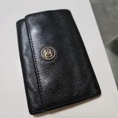 CHANEL ロゴボタン黒キーケース