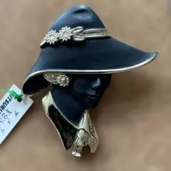 帽子をかぶった女性のブローチ