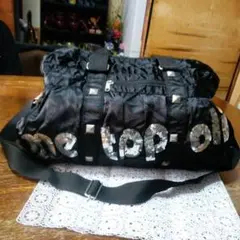 スパンコール装飾の黒い中型バッグ
