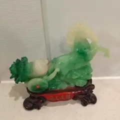 馬車と白菜の石でできてる置物