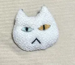ムッツリ猫ふんわりブローチ　白