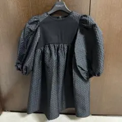 新品未使用　AMICA ブラック パフスリーブ ブラウス