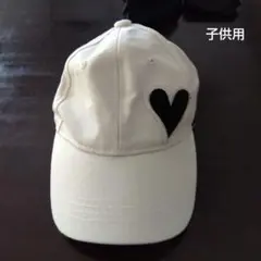 子供用　キッズ　キャップ　ハート柄　白×黒