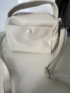 ホワイトレザーショルダーバッグ