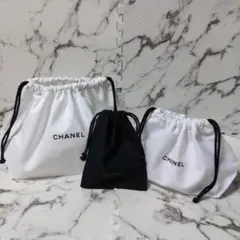 CHANELホワイト巾着ポーチサイズ違いの2枚黒巾着袋１枚ポーチ計3点セット