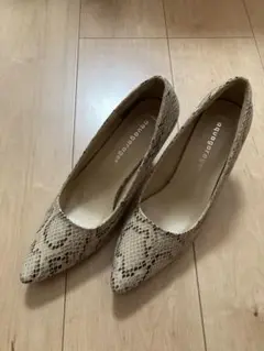 パイソン柄パンプス