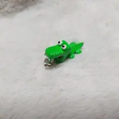 ワニデザインの緑色ピアス