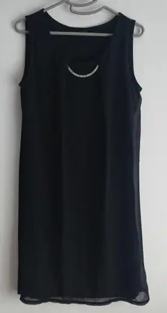 黒のノースリーブひざ丈ワンピース