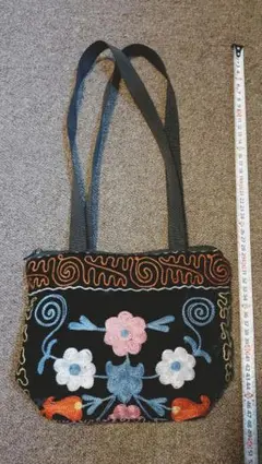 ウズベキスタン　花柄刺繍のショルダーバッグ