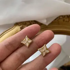 ピアス クローバー 四葉 お花 フラワーピアス ゴールド 可愛い