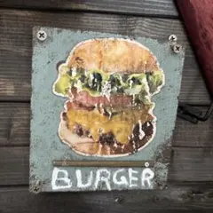 ハンバーガーの金属風木製インテリア