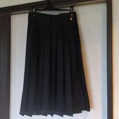 黒のプリーツロングスカート