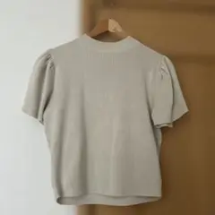ベージュ パフスリーブ ニット 半袖