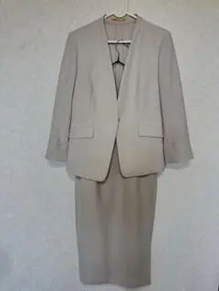 ベージュスーツ