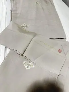 【極上新品】「山口美術織物謹製」極上経錦 唐織刺繍 薄梅鼠色「吉祥菱花紋」付下げ