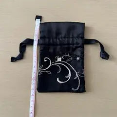 ブラックサテン刺繍ポーチ 巾着 リサマリ 非売ノベルティ