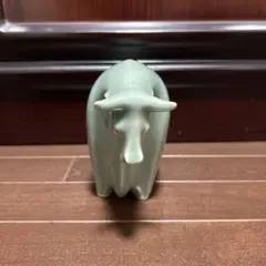 淡い緑色の牛の置物 12し 牛