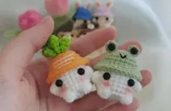 カエルとニンジン帽子のあみぐるみ